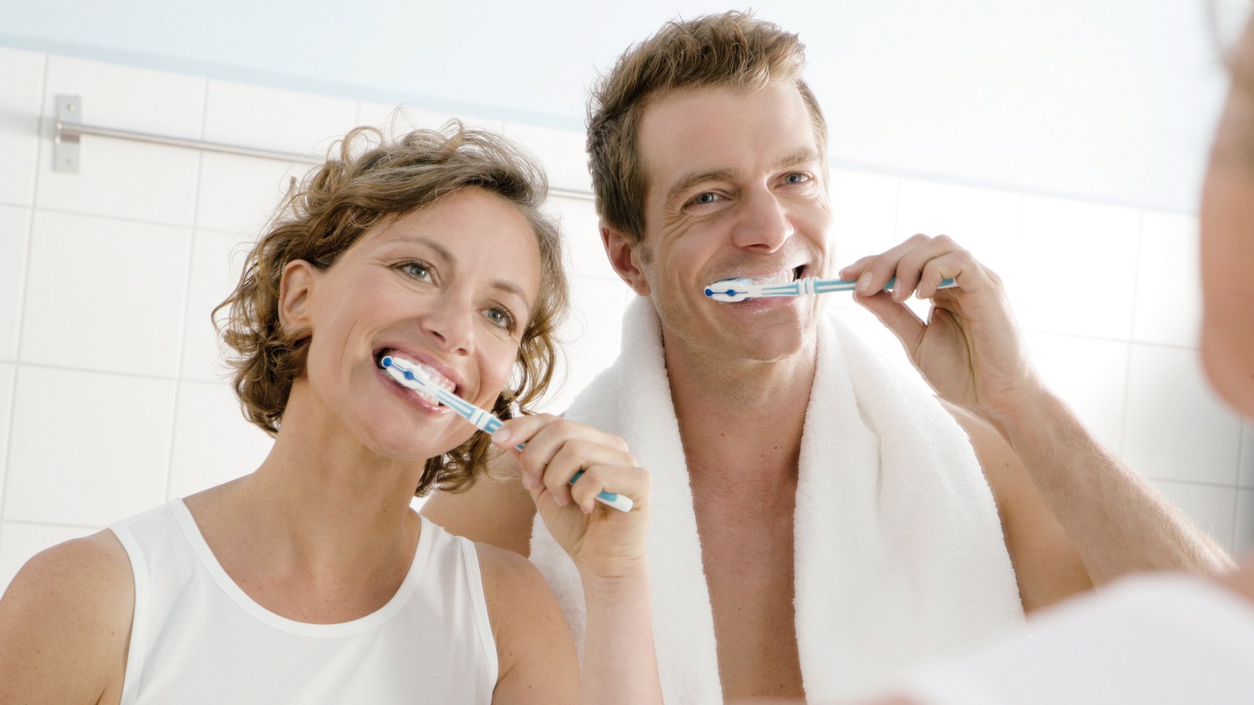 Paar putzt Zähne im Badezimmer