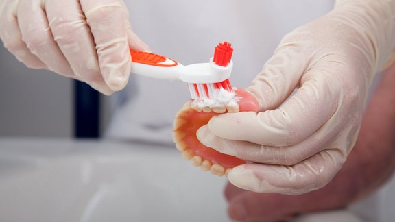 altersheim-mundpflege-001