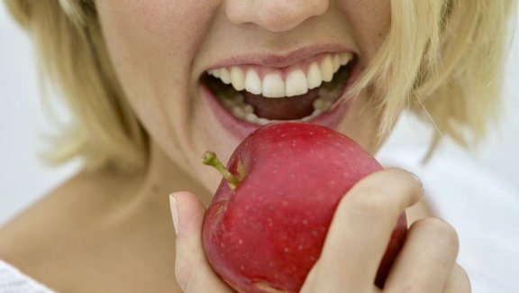 frau-apfel-1 Frau beißt in einen Apfel