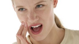Frau mit Kieferschmerzen