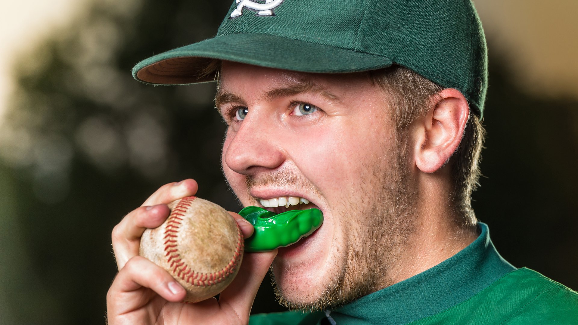 Baseballspieler mit Zahnschutz