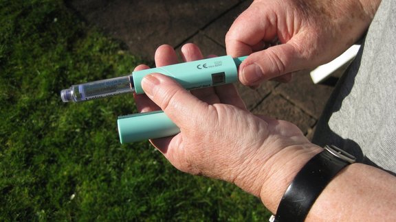 Insulin Pen in der Hand